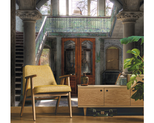 Photo d''intérieur d''une pièce avec fauteuil, armoire et décorations dans un bâtiment avec cage d''escalier