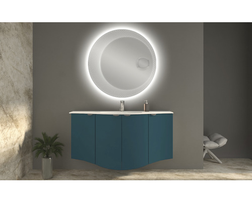 Salle de bains moderne avec meuble sous-vasque, miroir avec éclairage et décorations