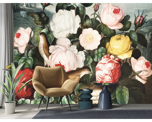 Pièce décorative avec papier peint à motifs floraux et motifs d''oiseaux.