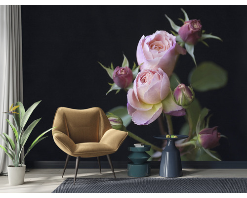 Salon avec fauteuil, tables d''appoint et papier peint photo avec motif de roses