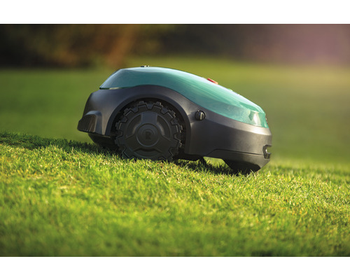 Ein Rasenmähroboter auf einer Rasenfläche.