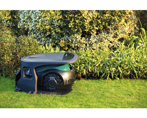 Rasenmähroboter mit Ladestation im Garten