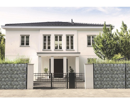 Einfamilienhaus mit Gabionenzaun und Metallzaun zur Straßenseite