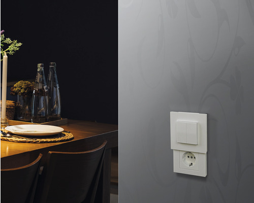 Szene eines Interieurs mit Steckdose und Lichtschalter an der Wand