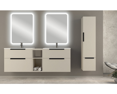 Salle de bains avec double vasque, miroirs éclairés et armoire haute pour plus de rangement.