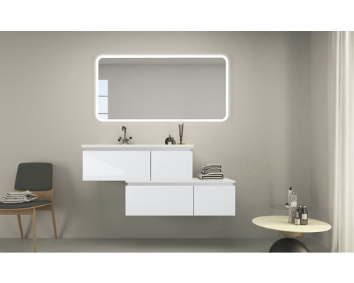 Salle de bain moderne avec meuble sous-lavabo et miroir éclairé