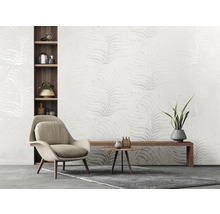 Salon avec fauteuil, table basse, étagère et papier peint à motifs de feuilles