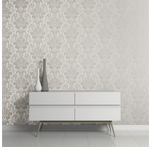 Intérieur avec papier peint à motifs, commode blanche et vases