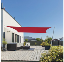 Rote Sonnensegelinstallation auf einer Holzterrasse mit Gartenmöbeln