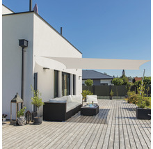 Terrasse mit Sonnensegel, Gartenmöbeln und Holzboden