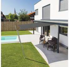 Terrasse mit Sonnensegel, Gartenmöbeln und Pool im Aussenbereich