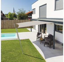 Terrasse mit Markise, Sitzgruppe und Pool im Garten eines Wohnhauses