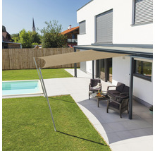 Voile d''ombrage au-dessus d''une terrasse avec mobilier de jardin et piscine