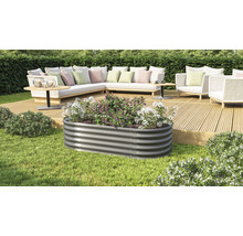 Hochbeet aus Metall mit Pflanzen auf einer Terrasse