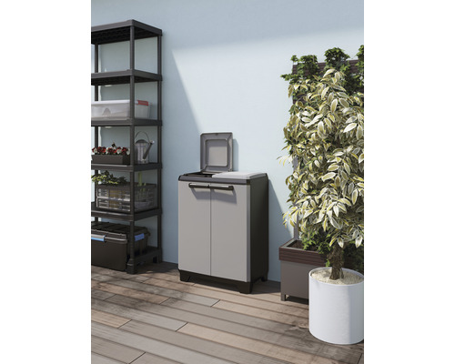 Aussenbereichsszene mit Aufbewahrungsschrank, Regal und Pflanze