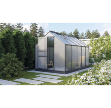 Serre en aluminium et polycarbonate dans le jardin