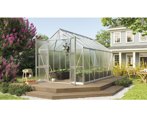 Gewächshaus Vitavia Olymp 11500 Hohlkammerplatten 4 mm 257 x 448 cm silber Gewächshaus mit geöffneter Tür auf einer Holzterrasse in einem Garten.