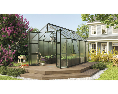 Gewächshaus Vitavia Olymp 9900 Hohlkammerplatten 4 mm 257 x 386 cm smaragd Gewächshaus mit geöffneten Türen auf einer Holzterrasse in einem Garten
