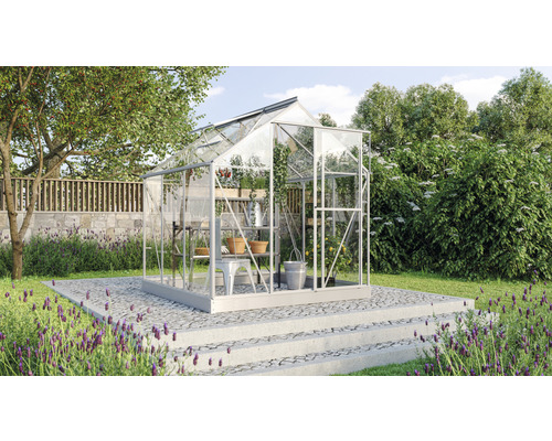 Serre de jardin avec étagères et accessoires de jardinage