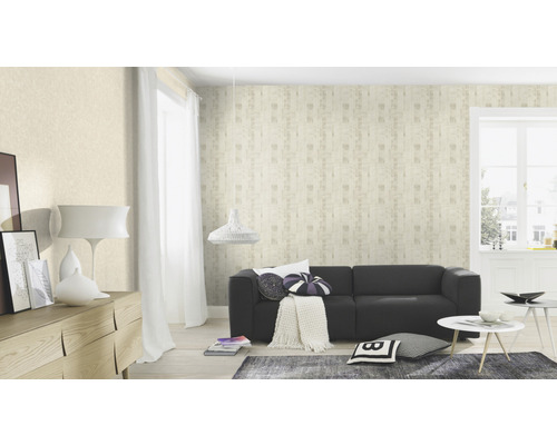 Wohnzimmer mit gemusterter Tapete, Sofa und Dekorationen für eine stilvolle Inneneinrichtung.