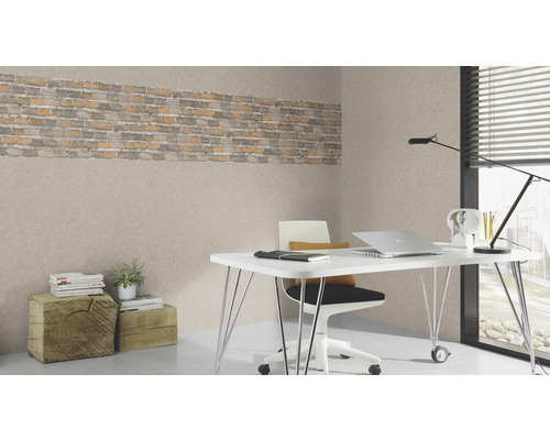 Helles Arbeitszimmer mit gemusterter Tapete und Büromöbeln