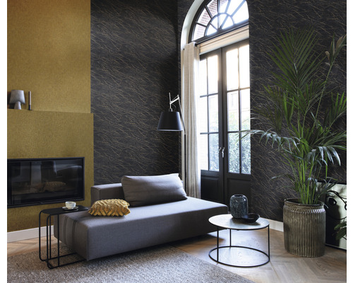 Wohnzimmer mit Sofa, Tisch und gemusterter Tapete