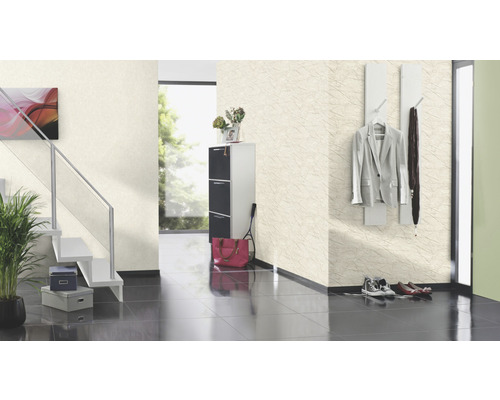 Flur mit Treppe, Schuhschrank, Garderobe und strukturierter Tapete