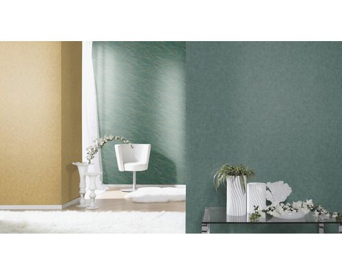 Intérieur avec différents motifs de papiers peints, chaise et décorations pour un design d''intérieur moderne.