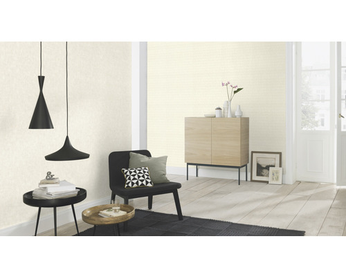 Wohnzimmer mit gemusterter Tapete, Sitzgelegenheit, Tisch und Hängeleuchten