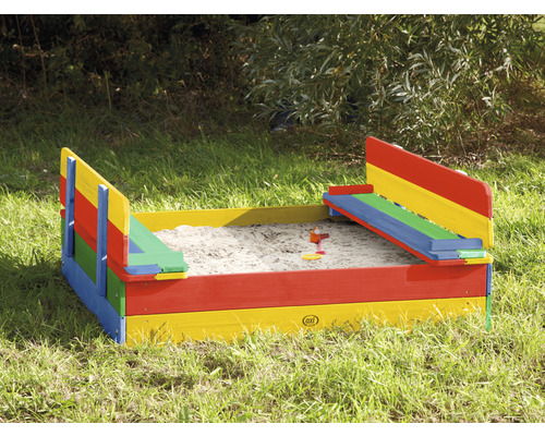 Befüllter Sandkasten mit mehrfarbiger Holzumrandung im Garten