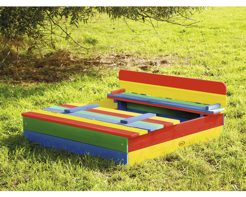 Sandkasten aus Holz mit Sitzbank im Garten