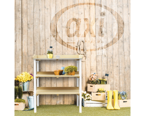 Gartentisch mit drei Ebenen und Gartenzubehör