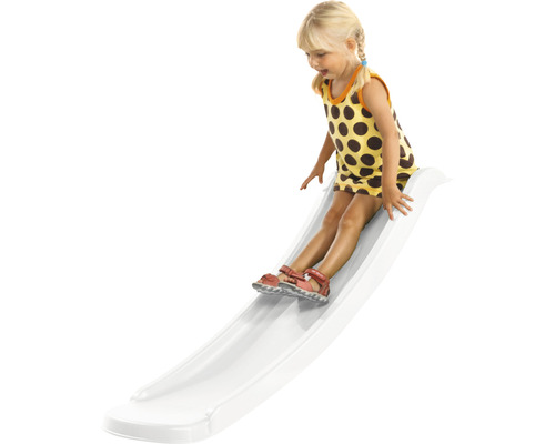 Mädchen rutscht auf einer Kinderrutsche