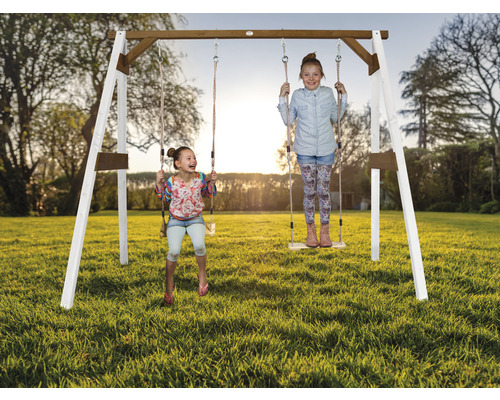 Kinderschaukel mit zwei Mädchen im Garten