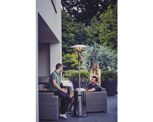 Scène de terrasse avec des personnes, des meubles et un radiateur de terrasse