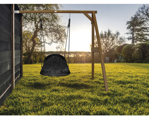 Scène de jardin avec balançoire en bois et balançoire nid d''oiseau