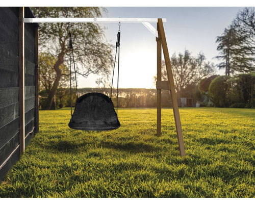 Scène de jardin avec balançoire et structure en bois à l''extérieur
