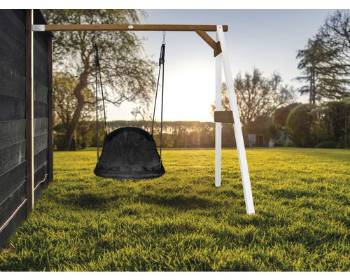 Scène de jardin avec balançoire et portique sur pelouse