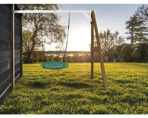 Runde Schaukel mit Holzrahmen im Garten
