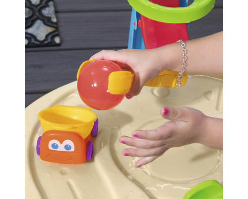 Enfant jouant avec une table d''eau et des jouets