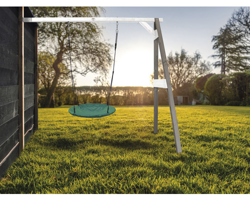 Gartenszene mit runder Schaukel, befestigt an einem Holzgerüst
