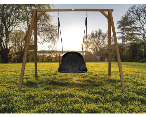 Schaukelgestell mit Nestschaukel auf einer Rasenfläche