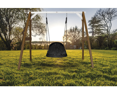 Balancelle avec balançoire nid d''oiseau sur une pelouse