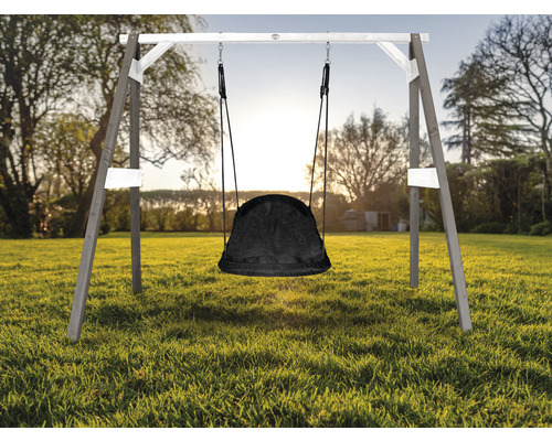 Balançoire en bois avec balançoire nid d''oiseau dans le jardin