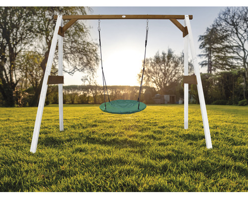 Schaukelgestell mit Nestschaukel im Garten