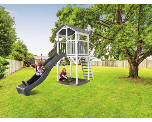 Spielplatz mit Rutsche, Spielturm und Sandkasten im Garten