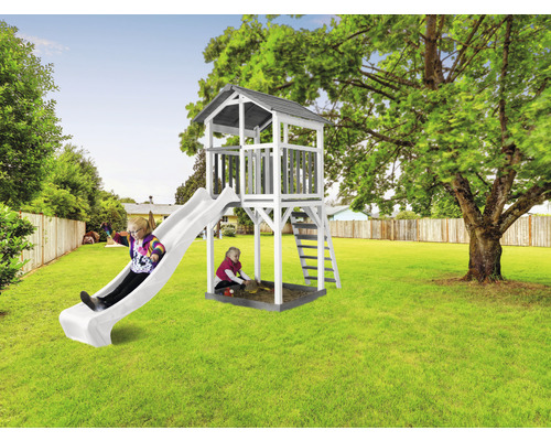 Spielturm mit Rutsche und Sandkasten im Garten mit spielenden Kindern