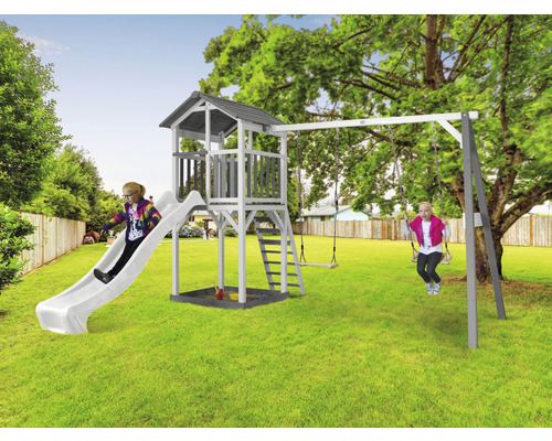 Spielplatz mit Turm, Rutsche und Schaukel im Garten