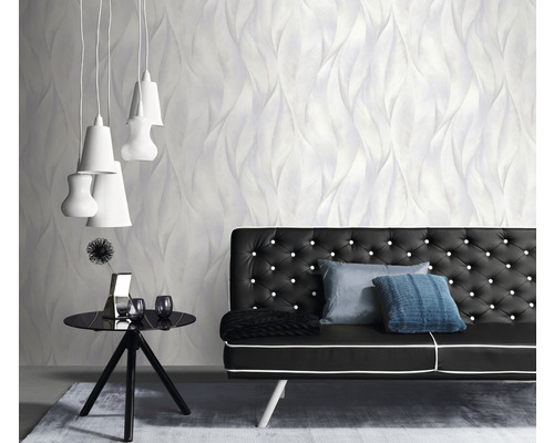 Wohnzimmer mit dreidimensionaler Tapete, Sofa, Tisch und Lampen