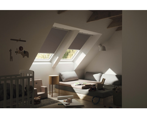 Chambre mansardée avec fenêtres de toit et stores occultant, lit d''enfant et aire de jeux